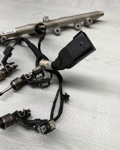 23-24 FORD ESCAPE ENGINE FUEL INJECTION RAIL & INJECTORS / PRESSURE SENSOR OEM