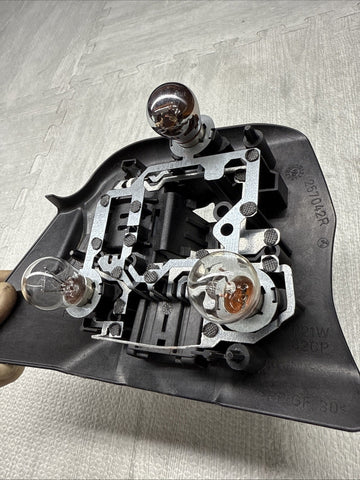 BMW E46 COUPE REAR RIGHT PASSENGER SIDE TAIL LIGHT BULB HOLDER OEM 257042R