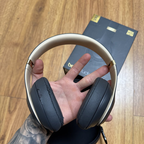 Beats Studio3 Over-Ear Headphones - Shadow Gray *Peeling*