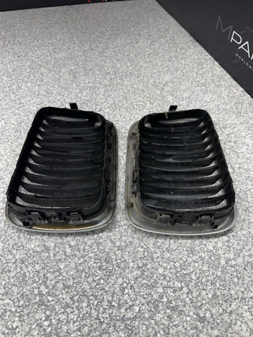 OEM BMW E36 Facelift Front Kidney Grilles Set Pair 96-99 328 323 M3 318 325