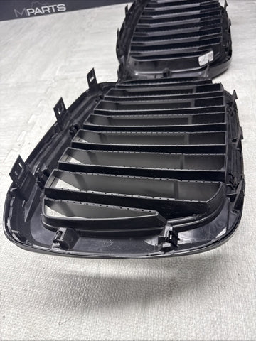 22-25 BMW G01 X3 LCI GLOSS BLACK FRONT GRILLE W CAMERA SLOT