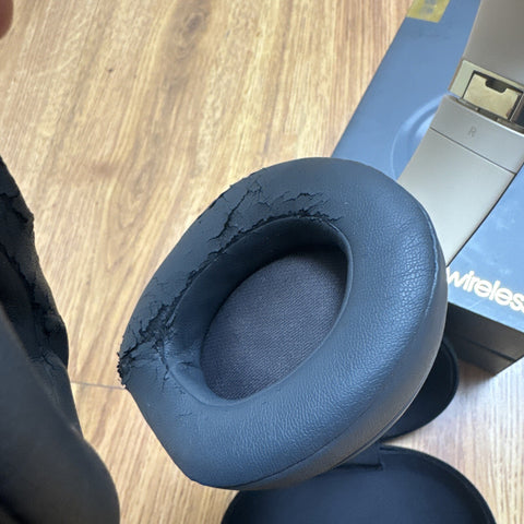 Beats Studio3 Over-Ear Headphones - Shadow Gray *Peeling*