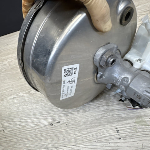 2017-2018 PORSCHE MACAN 95B 2.0L POWER BRAKE BOOSTER MASTER CYLINDER 95B612103D