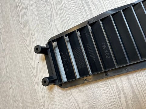 OEM 08-13 BMW E90 E92 E93 M3 Front Right Fender Mud Guard Cooling Grill Grille