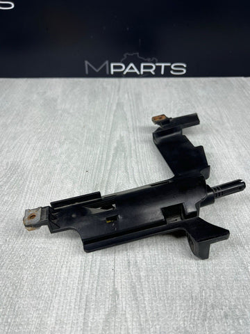 01-06 BMW E46 3-Series M3 Headlight Bracket Washer Nozzle Jet Right 1301073018