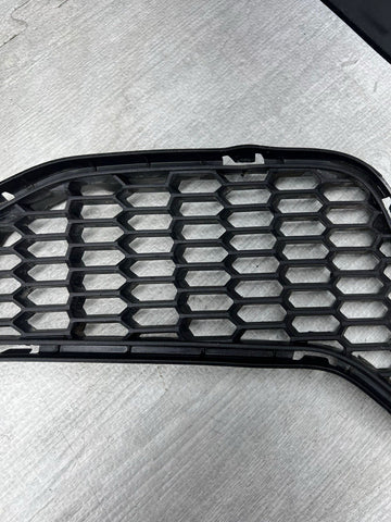 15-20 BMW F80 F82 F83 M3 M4 Front Bumper Right Passenger Grille Insert Trim OEM
