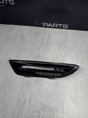 BMW F10 M5 Front Right Fender Turn Signal + Emblem 7903880 2015 29795938