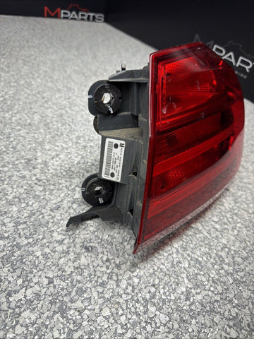 2015 - 2017 BMW F82 F83 M4 REAR RIGHT PASSENGER OUTER TAIL LIGHT OEM 7296100