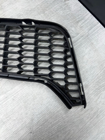 15-20 BMW F80 F82 F83 M3 M4 Front Bumper Right Passenger Grille Insert Trim OEM