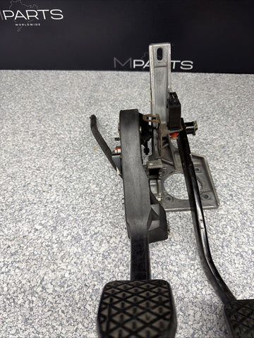 98-02 BMW E36/7 Z3 BRAKE CLUTCH PEDAL W INPUT CLUTCH CYLINDER OEM
