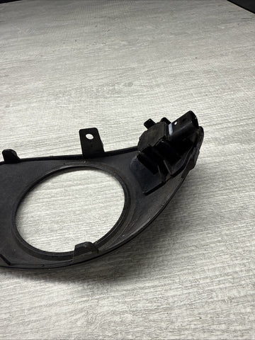 PORSCHE 15-18 MACAN FRONT RIGHT FOG LIGHT LAMP TRIM COVER BEZEL + PDC SENSOR OEM