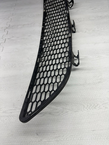 BMW E63 E64 M6 FRONT BUMPER LOWER CENTRAL GRILL GRILLE 51117898287 7898287 OEM