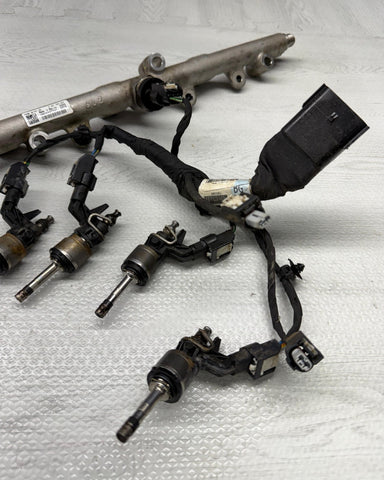 23-24 FORD ESCAPE ENGINE FUEL INJECTION RAIL & INJECTORS / PRESSURE SENSOR OEM