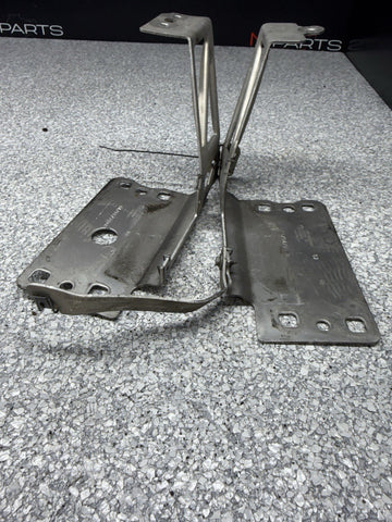 08-13 BMW E90 E92 E93 M3 FRONT BUMPER HANGER BRAKE DUCT BRACKETS 8042081 8042082