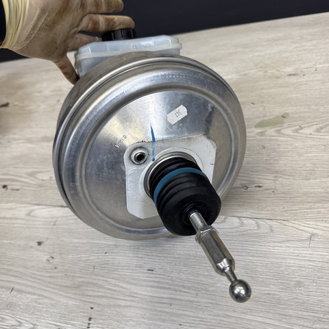 2017-2018 PORSCHE MACAN 95B 2.0L POWER BRAKE BOOSTER MASTER CYLINDER 95B612103D