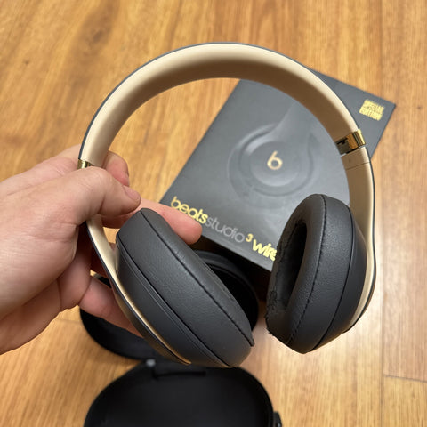 Beats Studio3 Over-Ear Headphones - Shadow Gray *Peeling*