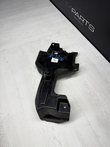 BMW F91 F92 F93 M8 51748079938 8079938 Original Plastic Duct Bracket