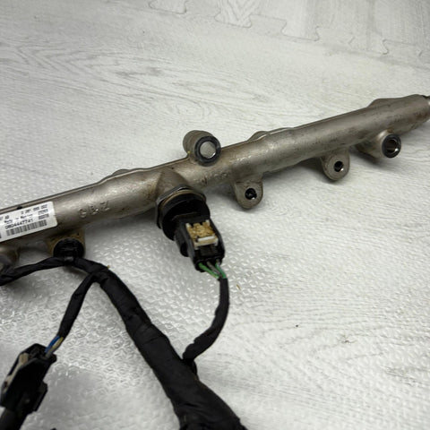 23-24 FORD ESCAPE ENGINE FUEL INJECTION RAIL & INJECTORS / PRESSURE SENSOR OEM