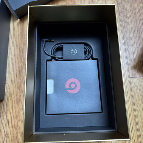 Beats Studio3 Over-Ear Headphones - Shadow Gray *Peeling*