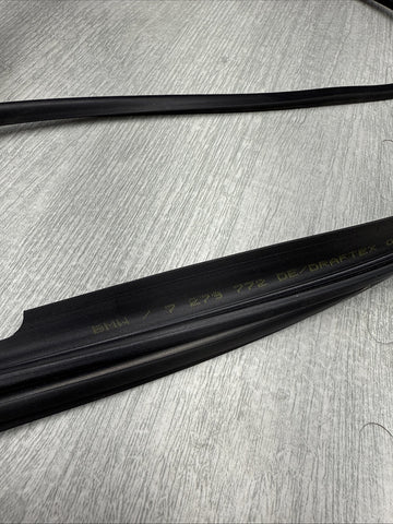 BMW 4 F33 F83 M4 CONVERTIBLE WINDSHIELD FRAME WEATHERSTRIP SEAL 51767279772