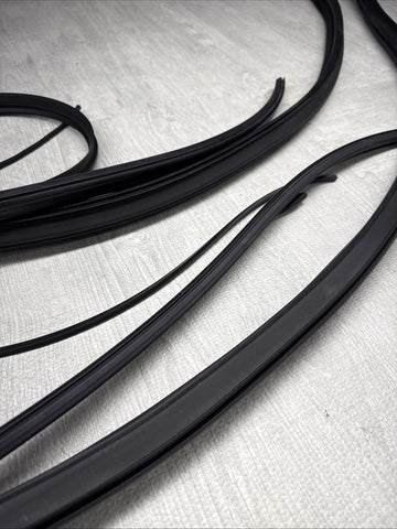 BMW 4 F33 F83 M4 CONVERTIBLE WINDSHIELD FRAME WEATHERSTRIP SEAL 51767279772
