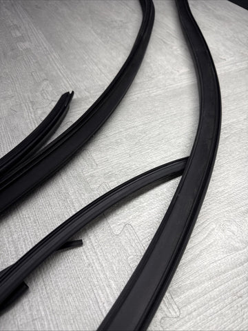 BMW 4 F33 F83 M4 CONVERTIBLE WINDSHIELD FRAME WEATHERSTRIP SEAL 51767279772