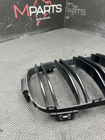 2015-2020 BMW F82 F83 M4 FRONT RIGHT KIDNEY GRILLE COVER TRIM HOUSING OEM