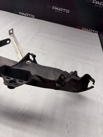 BMW 08-13 E90 E92 E93 M3 RIGHT FRONT HEADLIGHT BRACKET 51648040552