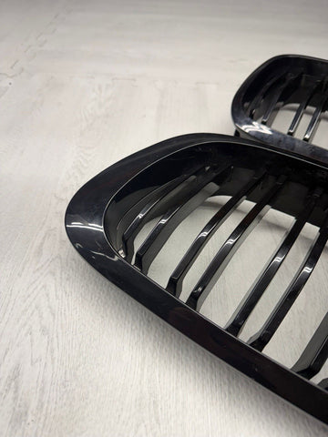 BMW 01-06 E46 M3 Front Kidney Grilles Gloss Black Set Double Slotted