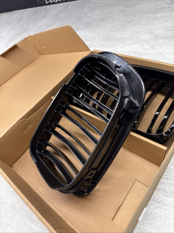 NEW BMW 01-06 E46 M3 Front Kidney Grilles Gloss Black Set Double Slotted