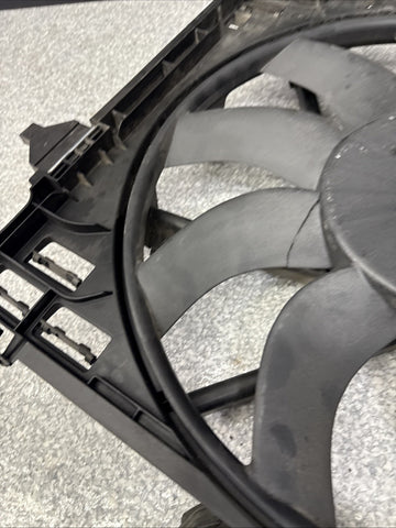 15-20 OEM BMW F80 F82 F83 M3 M4 Electric Radiator Cooling Fan w/Shroud *Cracked