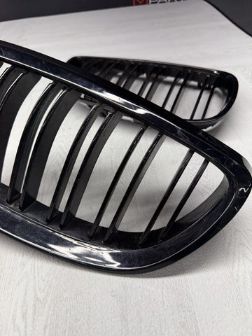 08-13 BMW E90 E92 E93 M3 Front Kidney Grilles Gloss Black Double Slotted
