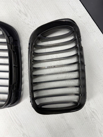 BMW 01-06 E46 M3 Front Kidney Grilles Matte Black Set