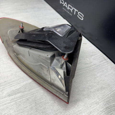 BMW E46 325 330 M3 CONVERTIBLE LED TAIL LIGHT RIGHT PASSENGER *Notes*
