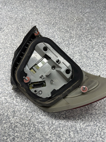01-06 E46 BMW 330 M3 CONVERTIBLE REAR LED TAIL LIGHT RIGHT 6937454