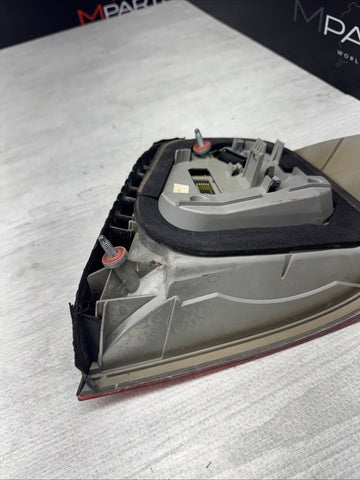 01-06 E46 BMW 330 M3 CONVERTIBLE REAR LED TAIL LIGHT DRIVER 6937453 *Notes*