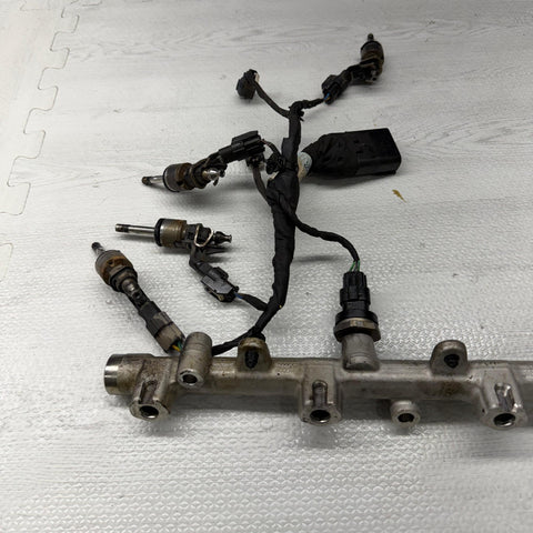 23-24 FORD ESCAPE ENGINE FUEL INJECTION RAIL & INJECTORS / PRESSURE SENSOR OEM