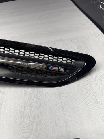 2013-2016 BMW F10 M5 SEDAN FRONT FENDER GRILLES GRILLS TURN SIGNAL LIGHTS BLACK