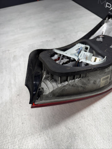 OEM 07-10 BMW E93 328 335 CONVERTIBLE REAR LEFT OUTER TAIL LIGHT 7162301