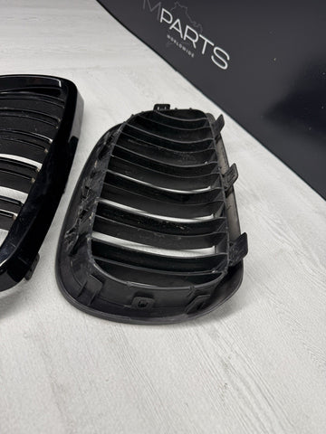 08-13 BMW E90 E92 E93 M3 Front Kidney Grilles Gloss Black Double Slotted
