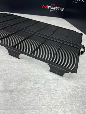 BMW F90 F92 F93 M5 M8 Genuine 17118096936 228281-10 RADIATOR GRILLE VENT COVER