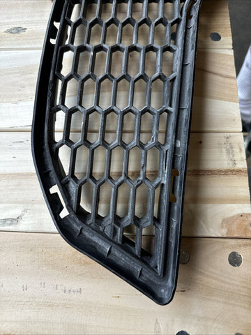 15-20 BMW F80 F82 F83 M3 M4 Right Passenger Bumper Grille Vent Grill Trim OEM