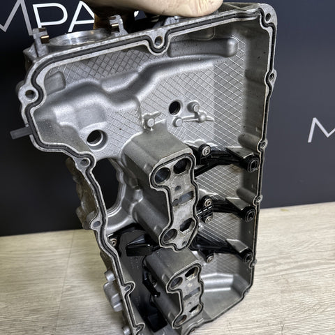 18-21 BMW G30 F90 M5 F91 F92 F93 M8 LEFT SIDE CYLINDER HEAD VALVE COVER 5-8 OEM
