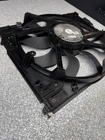 15-20 OEM BMW F80 F82 F83 M3 M4 Electric Radiator Cooling Fan w/Shroud *Crack