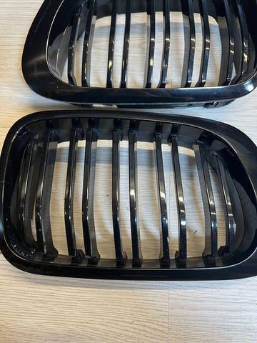 01-06 BMW E46 M3 Front Kidney Grilles Gloss Black Double Slotted