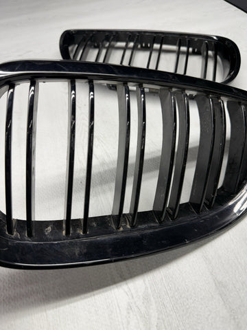08-13 BMW E90 E92 E93 M3 Front Kidney Grilles Gloss Black Double Slotted