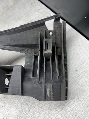 01-06 BMW E46 M3 RIGHT PASSENGER FRONT BUMPER COVER GUARD BRACKET 2695248