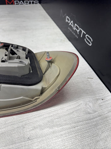 01-06 E46 BMW 330 M3 CONVERTIBLE REAR LED TAIL LIGHT DRIVER 6937453 *Notes*
