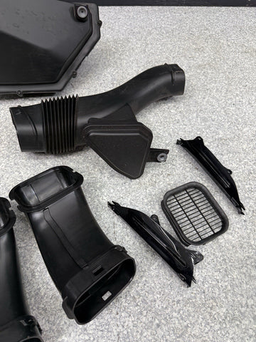 20-23 BMW M50iX X5 X6 COMPLETE INTAKE AIR CLEANER BOX 13718485630 8485630 OEM