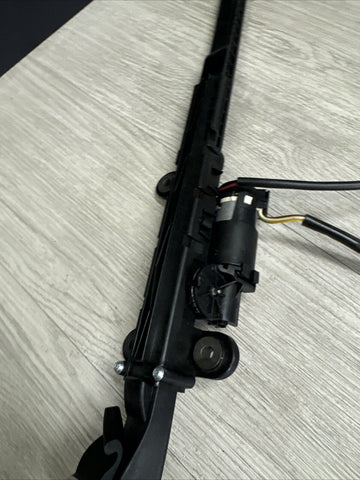 2008-2012 BMW 328i 335i E92 M3 Coupe Right Seat Belt Guide Arm 72119165380